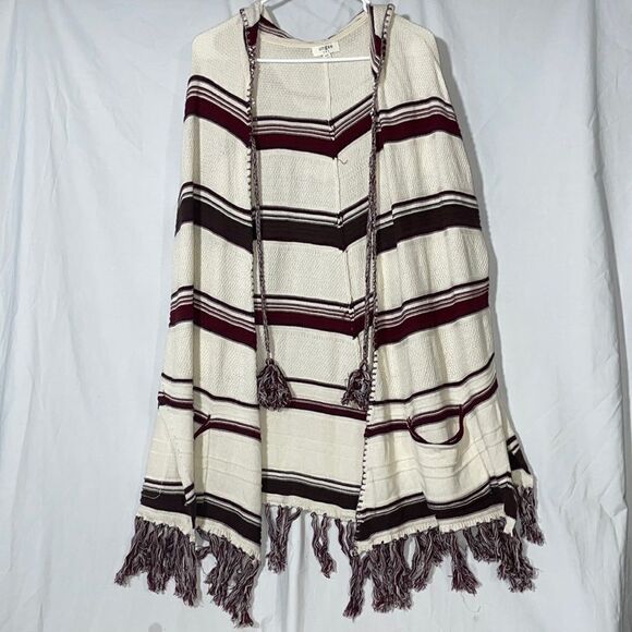 Umgee sleeveless poncho style sweater - Picture 1 of 8